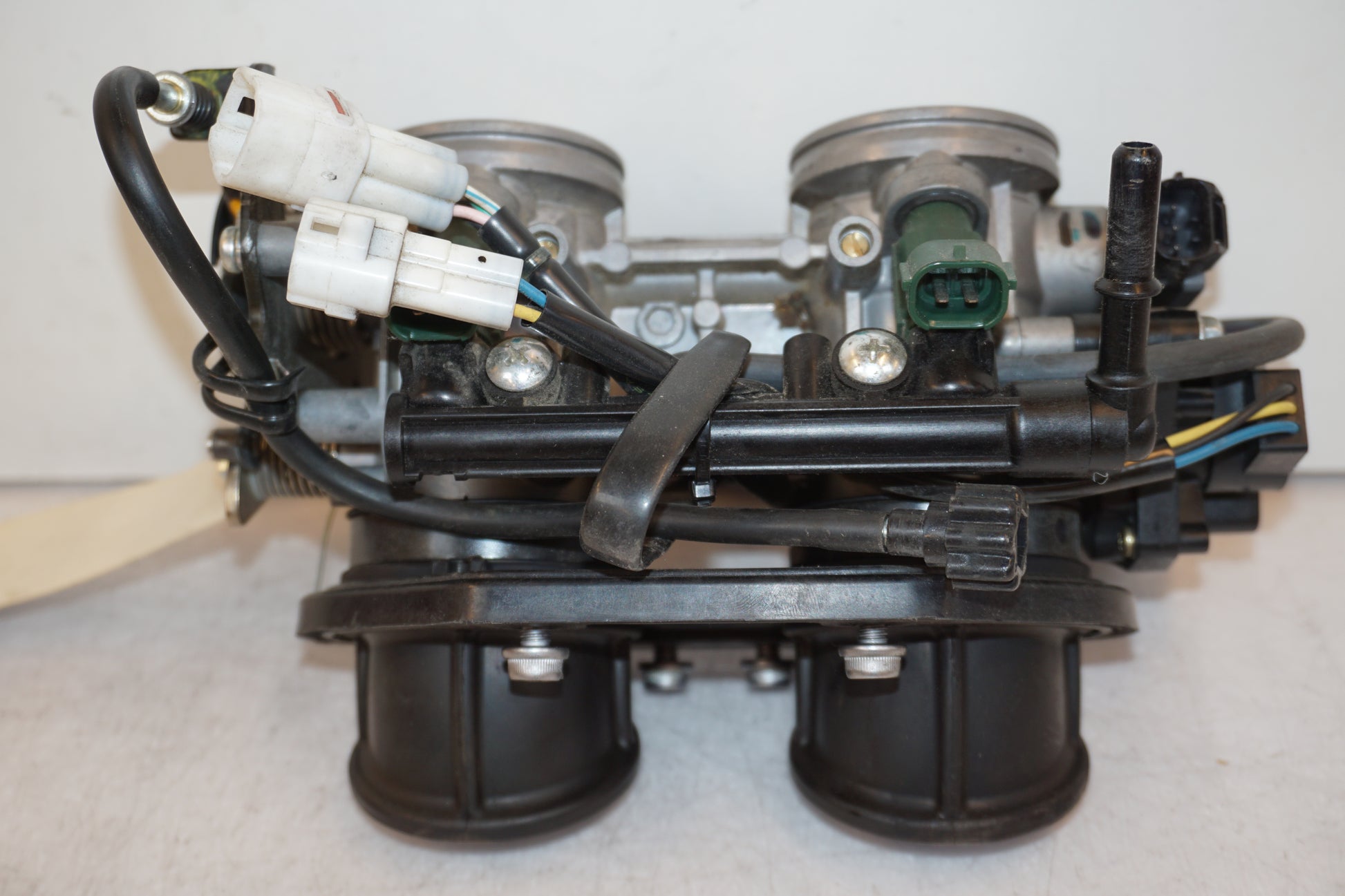 Vänster sida på Insprutbrygga från en Kawasaki ER-6F -2007 motorcykel.