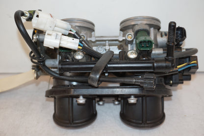 Vänster sida på Insprutbrygga från en Kawasaki ER-6F -2007 motorcykel.