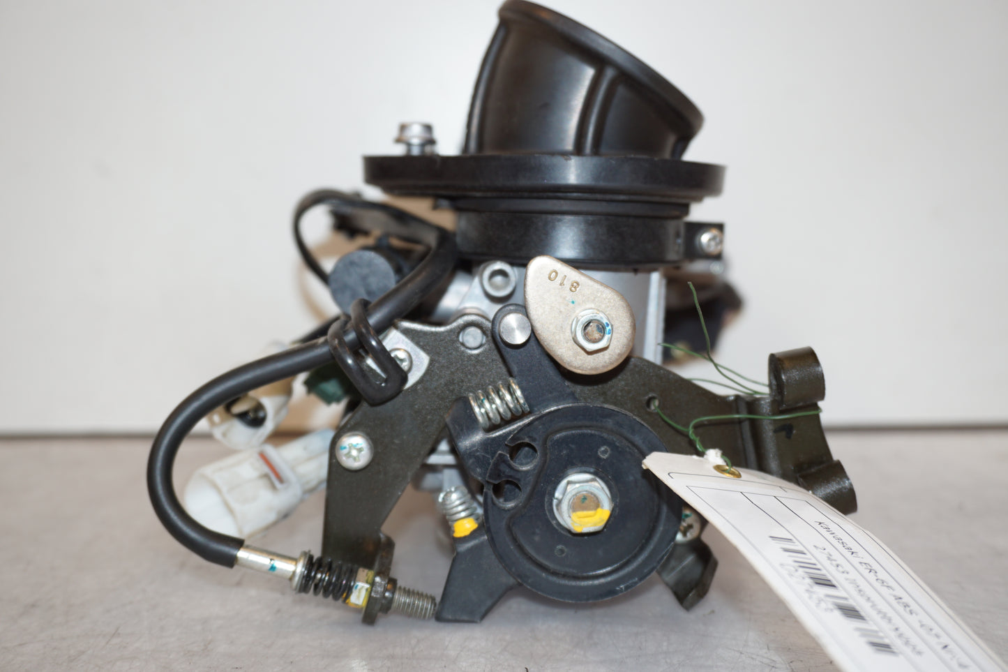 Snett uppifrån på Insprutbrygga från en Kawasaki ER-6F -2007 motorcykel.