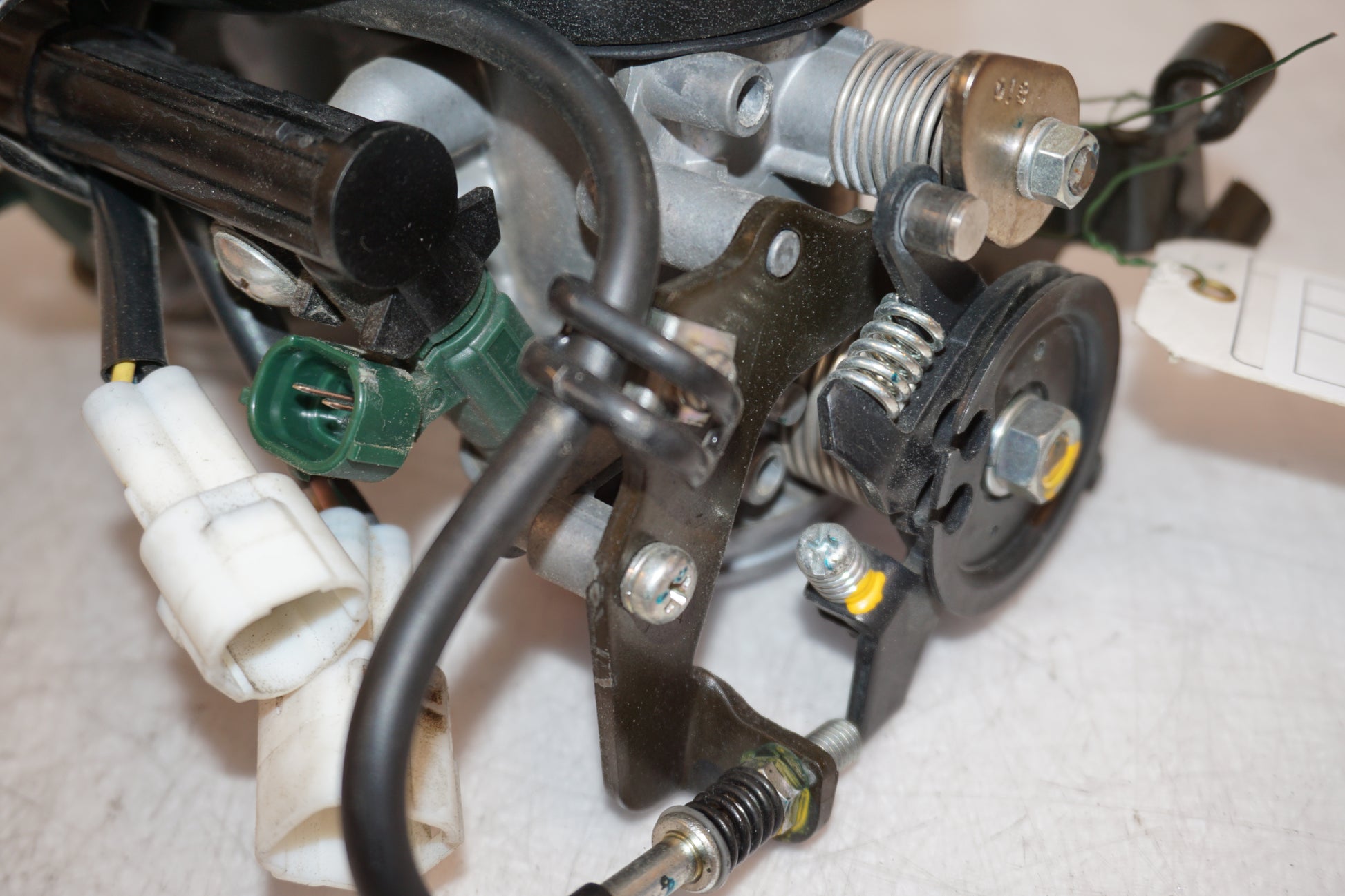 Snett nerifrån på Insprutbrygga från en Kawasaki ER-6F -2007 motorcykel.