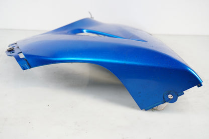 Snett uppifrån på Magkåpa från en Kawasaki ER-6F -2007 motorcykel.