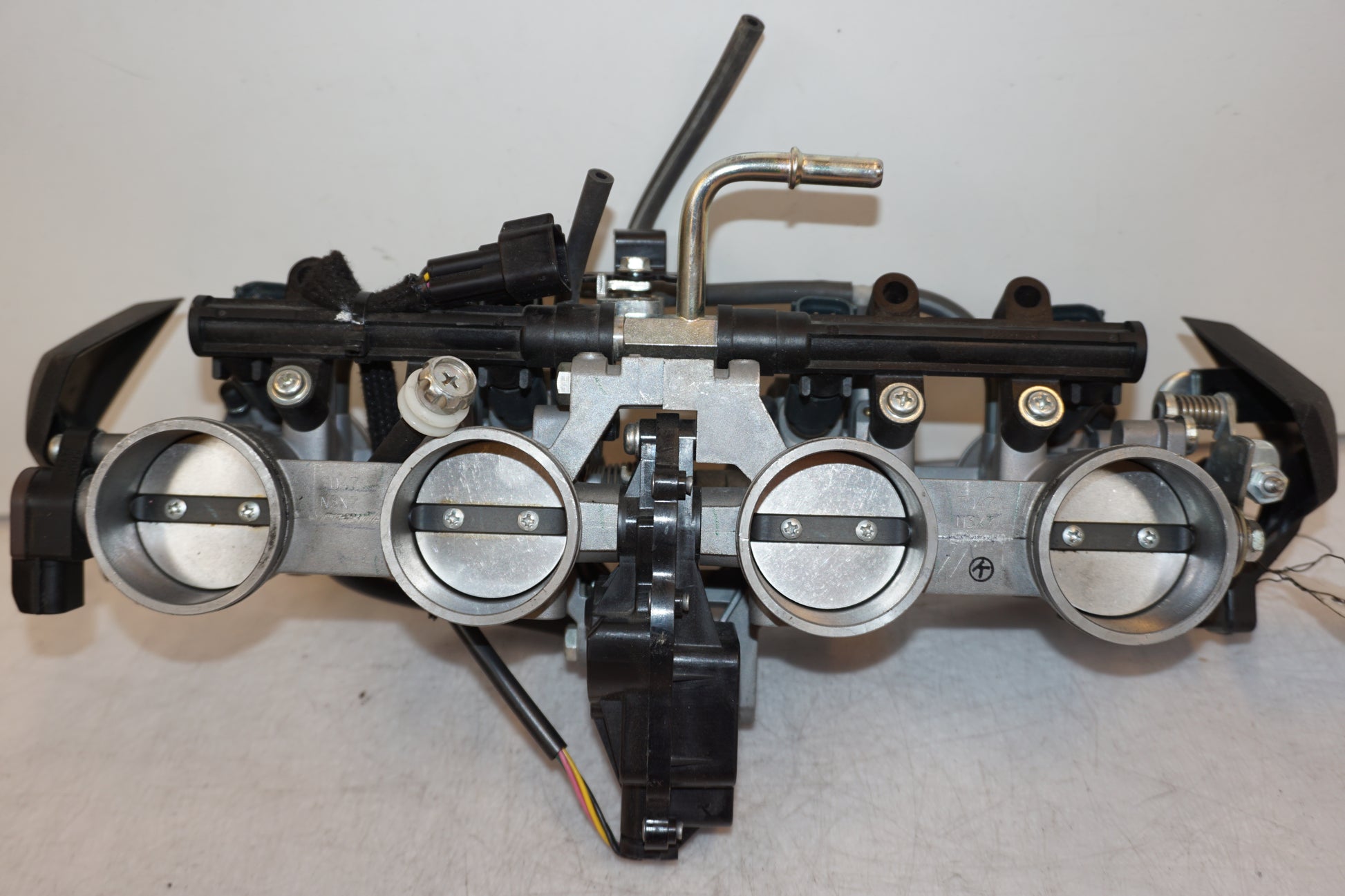 Framsidan på Spjällhus från en Kawasaki Z 800 -2014 motorcykel.