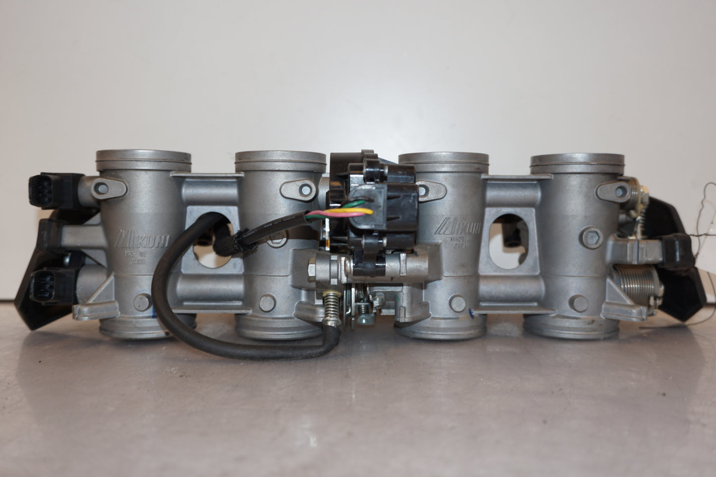 Baksidan på Spjällhus från en Kawasaki Z 800 -2014 motorcykel.