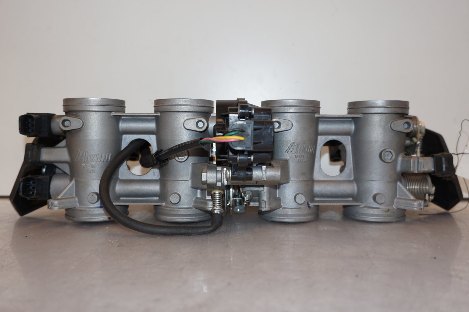 Baksidan på Spjällhus från en Kawasaki Z 800 -2014 motorcykel.