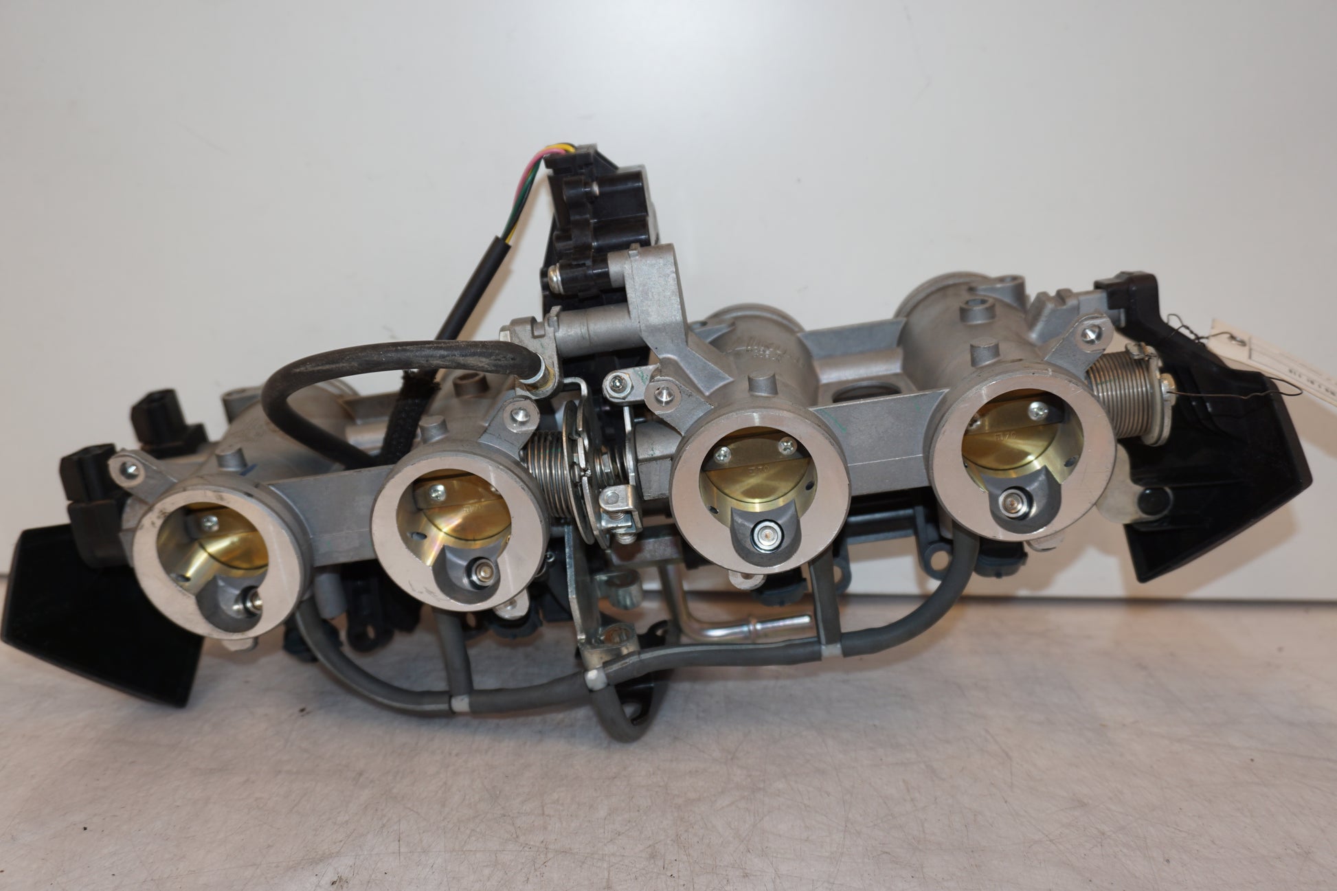 Höger sida på Spjällhus från en Kawasaki Z 800 -2014 motorcykel.