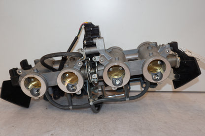 Höger sida på Spjällhus från en Kawasaki Z 800 -2014 motorcykel.