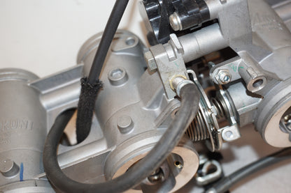 Vänster sida på Spjällhus från en Kawasaki Z 800 -2014 motorcykel.