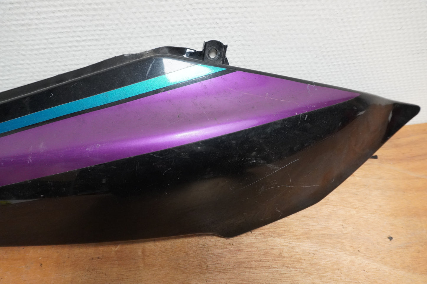 Höger sida på Bakvinge från en Yamaha FZR 1000 -1993 motorcykel.