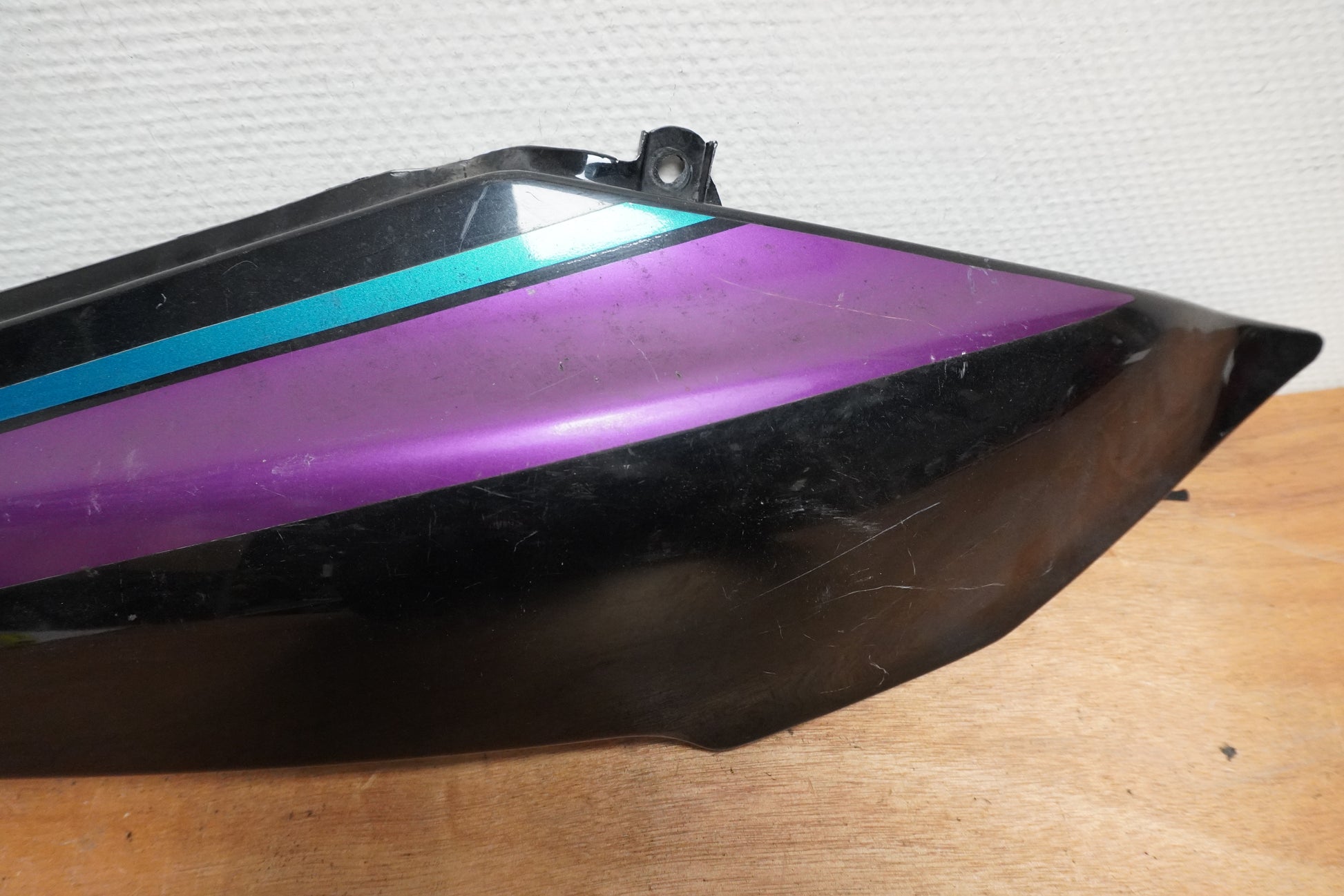 Höger sida på Bakvinge från en Yamaha FZR 1000 -1993 motorcykel.