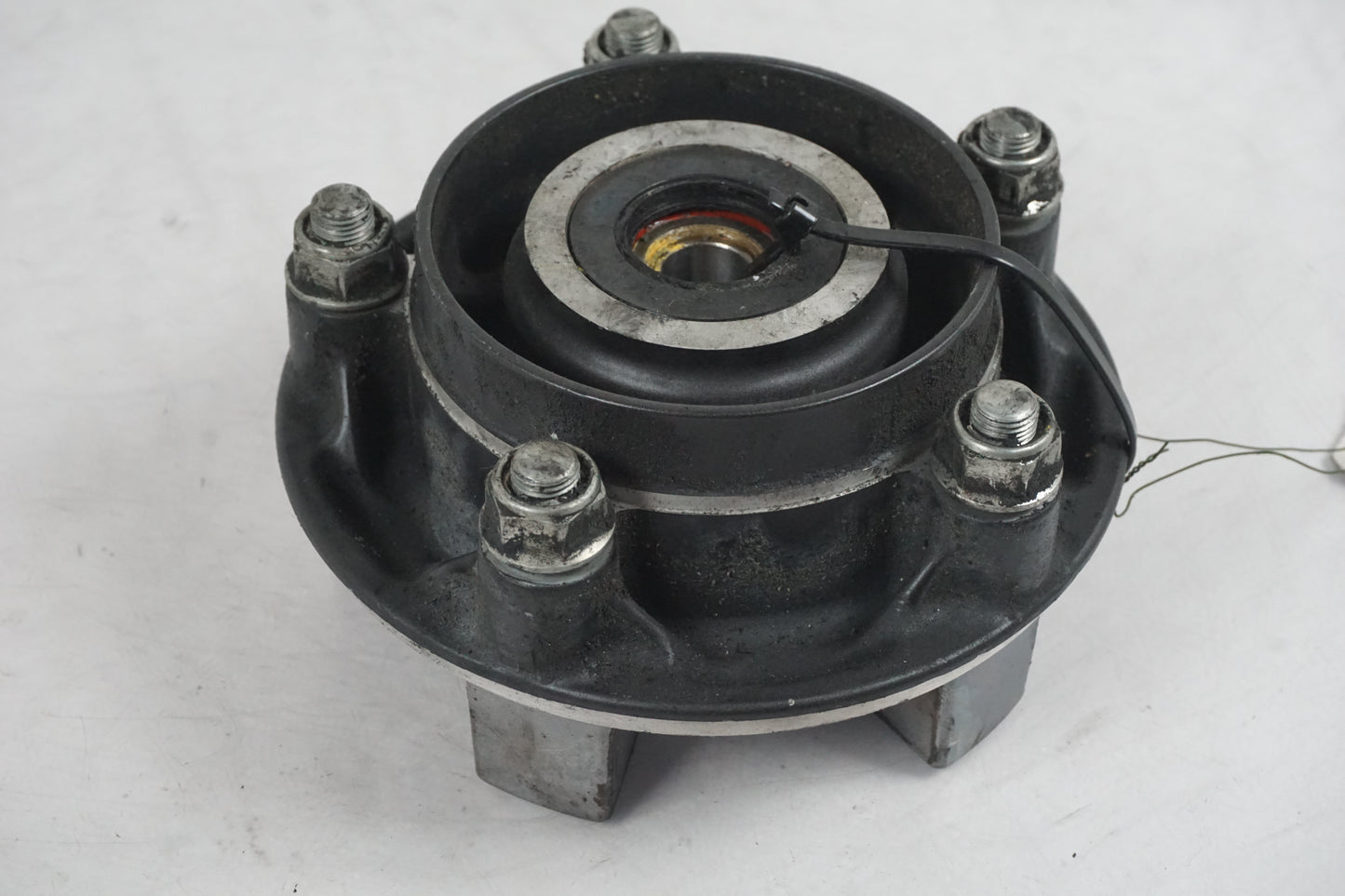 Vänster sida på Drevfäste från en Honda CB 500 F -2013 motorcykel.