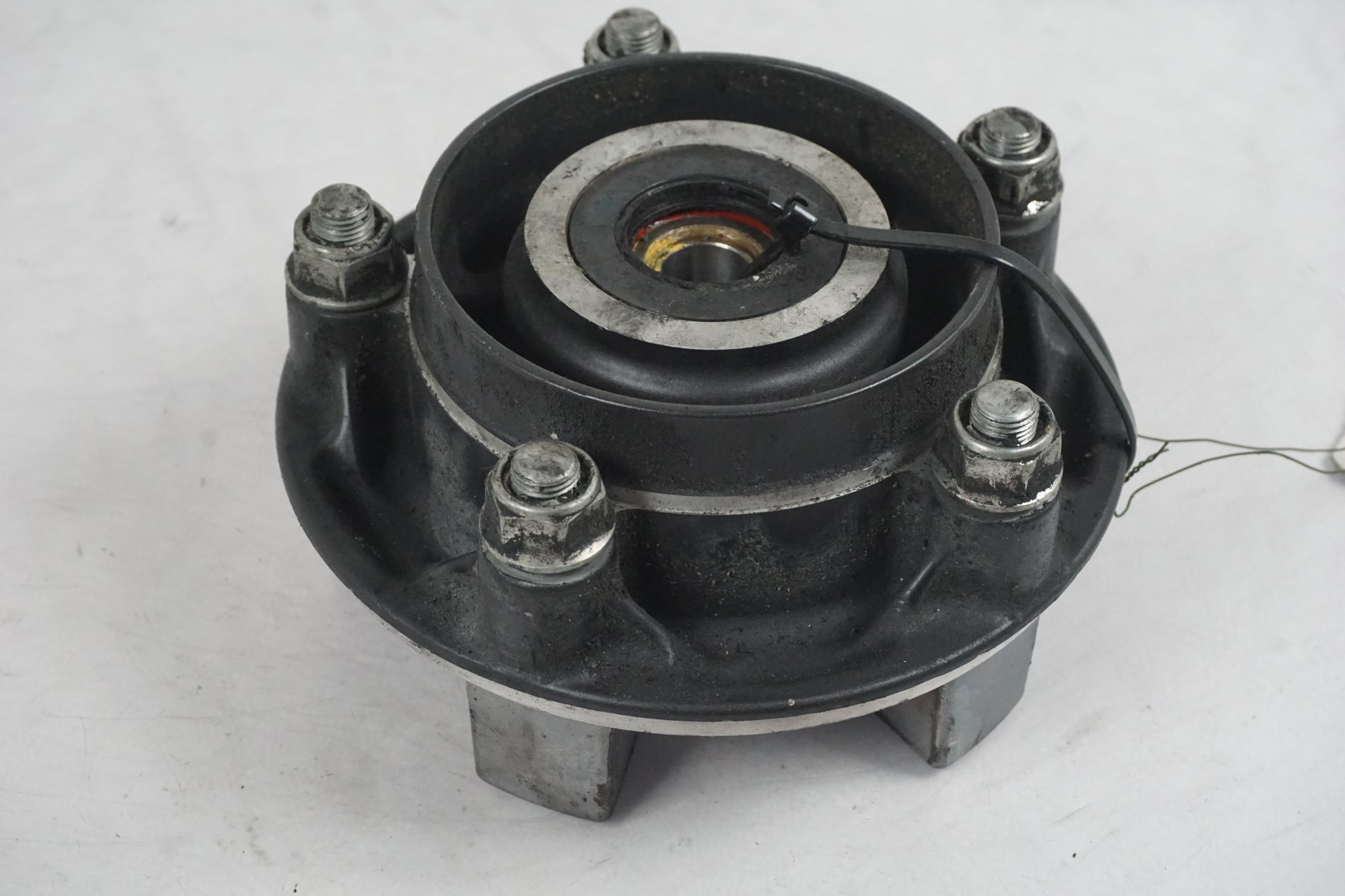 Vänster sida på Drevfäste från en Honda CB 500 F -2013 motorcykel.