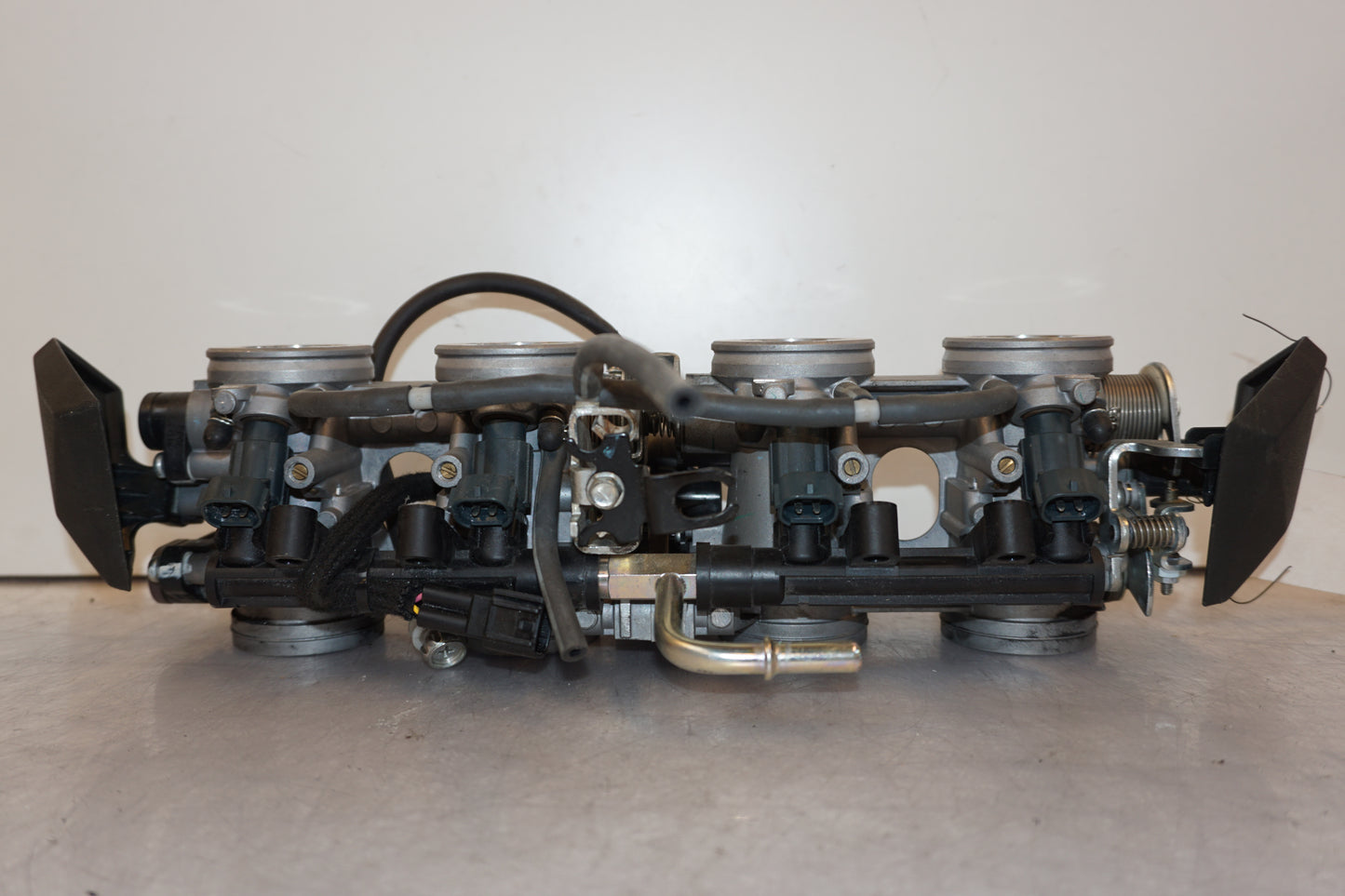 Snett uppifrån på Spjällhus från en Kawasaki Z 800 -2014 motorcykel.