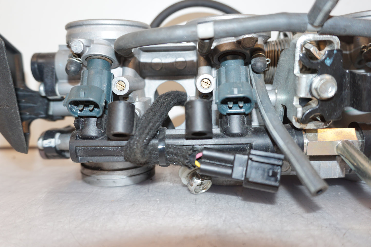 Snett nerifrån på Spjällhus från en Kawasaki Z 800 -2014 motorcykel.