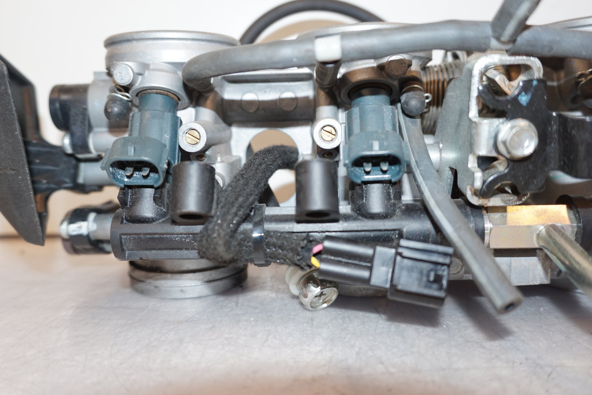 Snett nerifrån på Spjällhus från en Kawasaki Z 800 -2014 motorcykel.