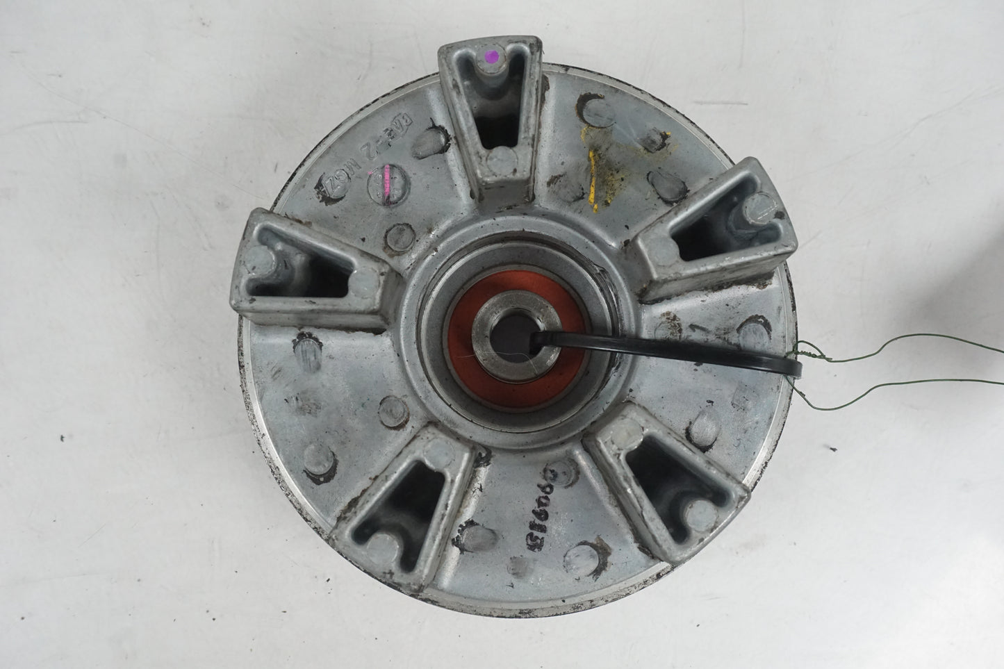 Snett uppifrån på Drevfäste från en Honda CB 500 F -2013 motorcykel.