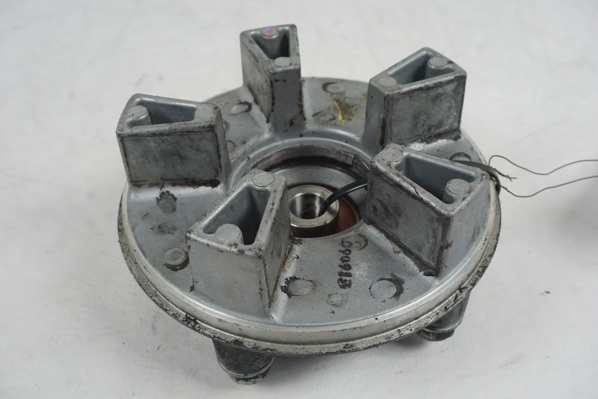 Snett nerifrån på Drevfäste från en Honda CB 500 F -2013 motorcykel.