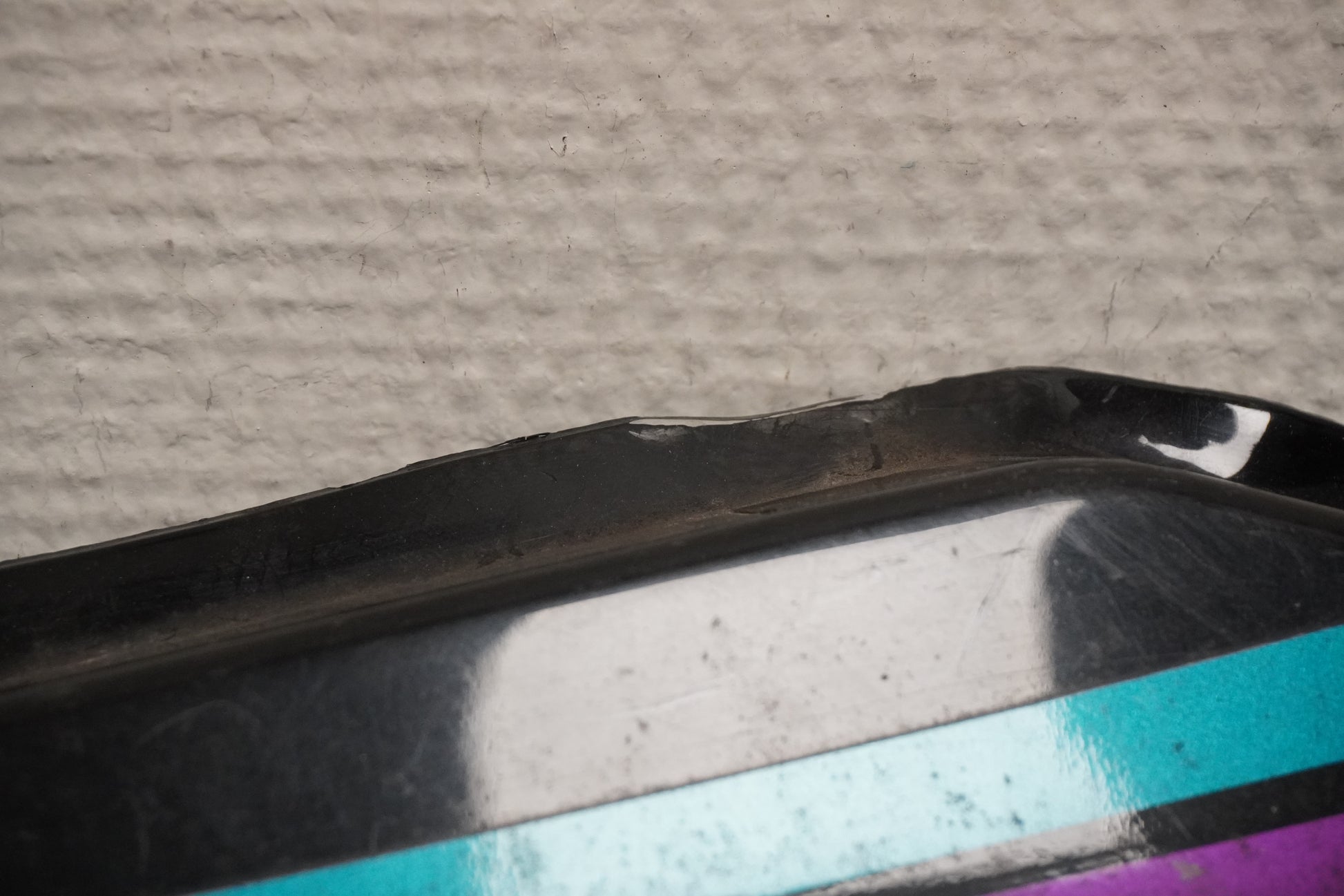 Snett nerifrån på Bakvinge från en Yamaha FZR 1000 -1993 motorcykel.