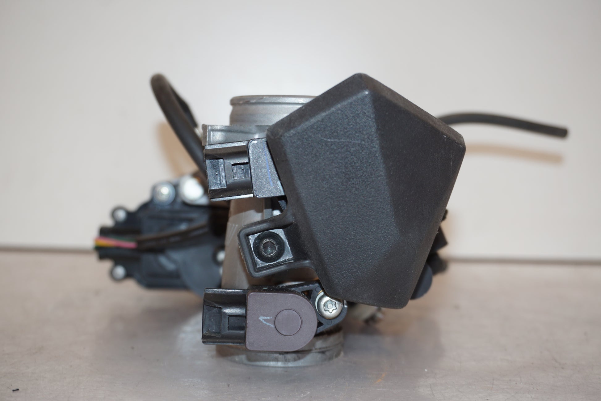 Extrabild2 på Spjällhus från en Kawasaki Z 800 -2014 motorcykel.