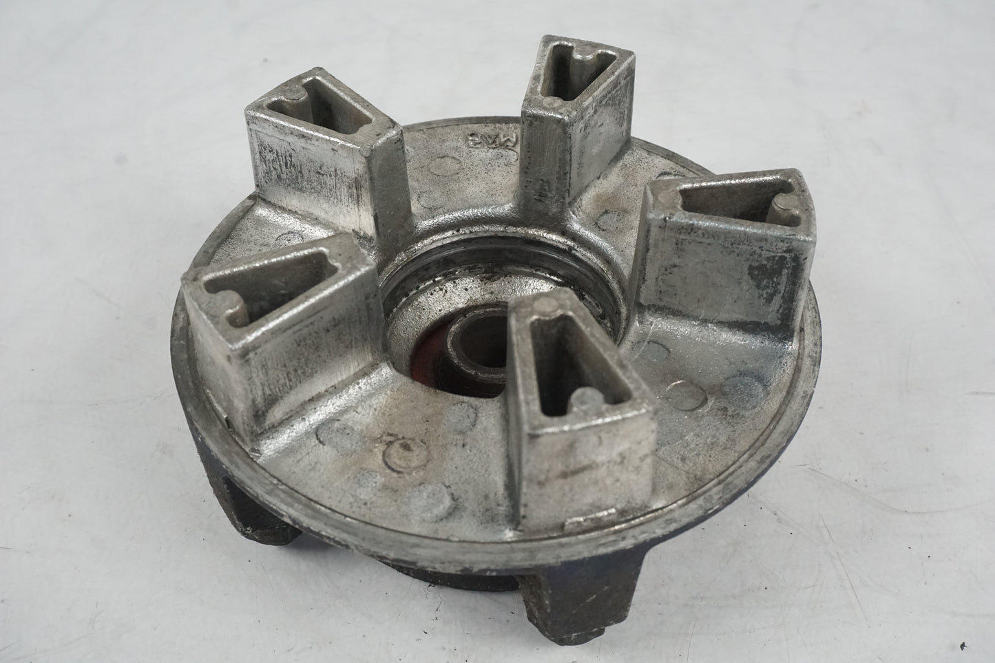 Vänster sida på Drevfäste från en Honda CBR 900 RR -1997 motorcykel.