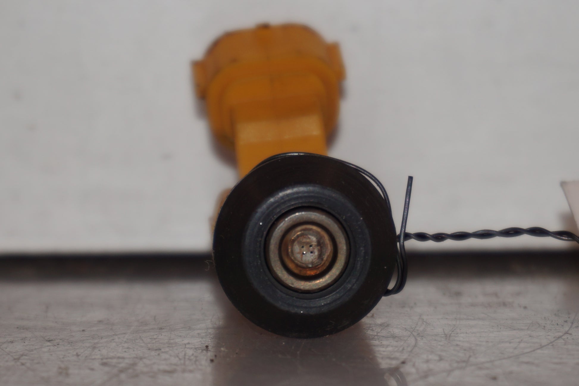 Snett nerifrån på Spridare från en Suzuki VZ 1600 -2005 motorcykel.