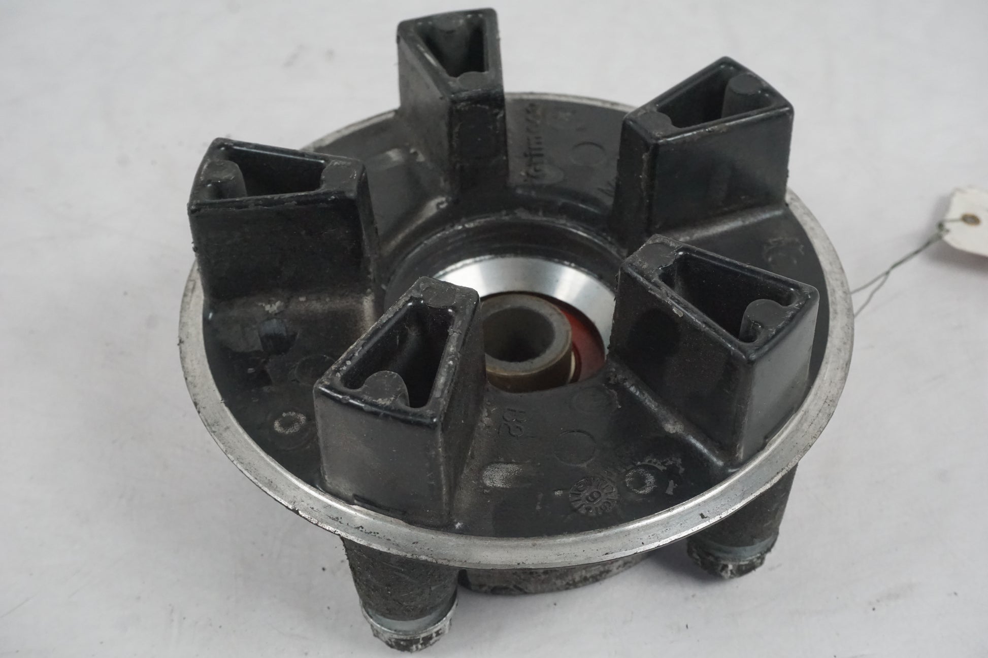 Snett uppifrån på Drevfäste från en Honda CBF 1000 -2007 motorcykel.