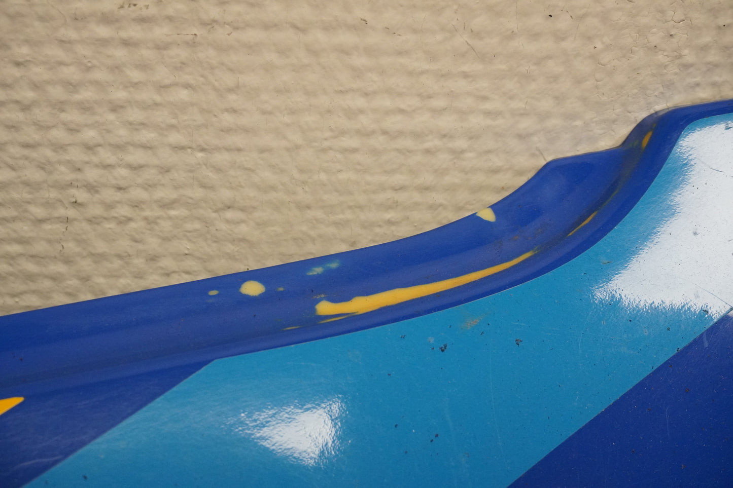 Snett nerifrån på Sidopanel från en Yamaha TZR 125 -1989 motorcykel.