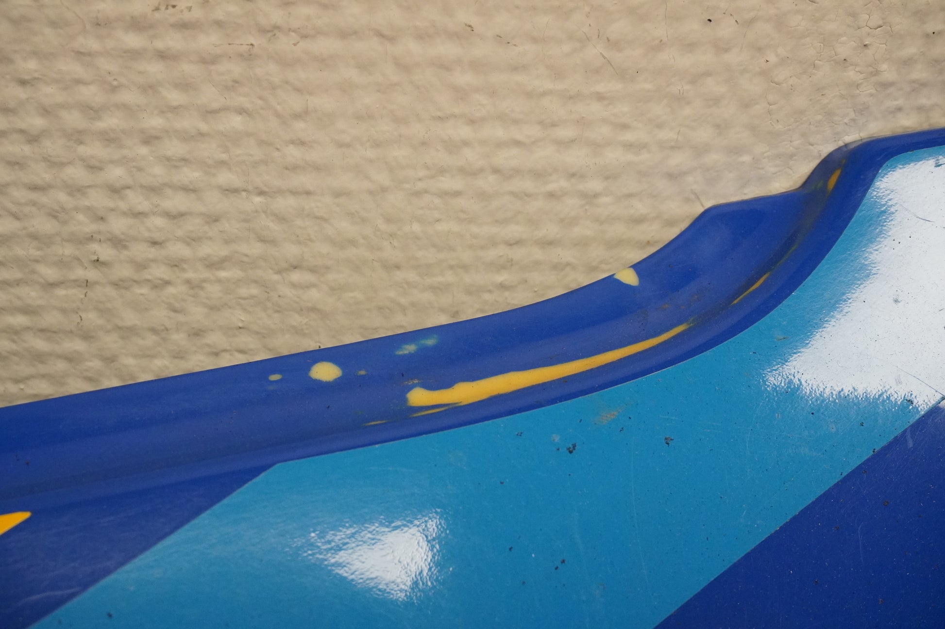 Snett nerifrån på Sidopanel från en Yamaha TZR 125 -1989 motorcykel.