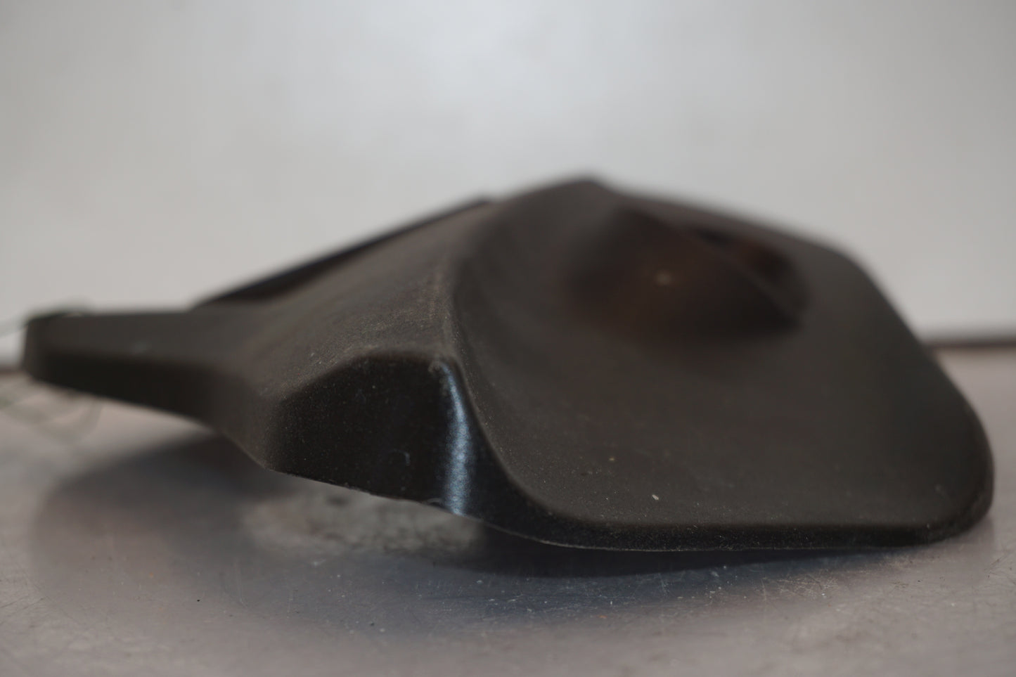 Vänster sida på Ramplast från en Ducati Monster 1200 -2016 motorcykel.