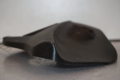 Vänster sida på Ramplast från en Ducati Monster 1200 -2016 motorcykel.