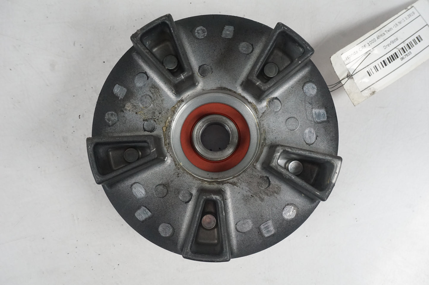 Vänster sida på Drevfäste från en Honda CRF 1000 Africa Twin -2016 motorcykel.