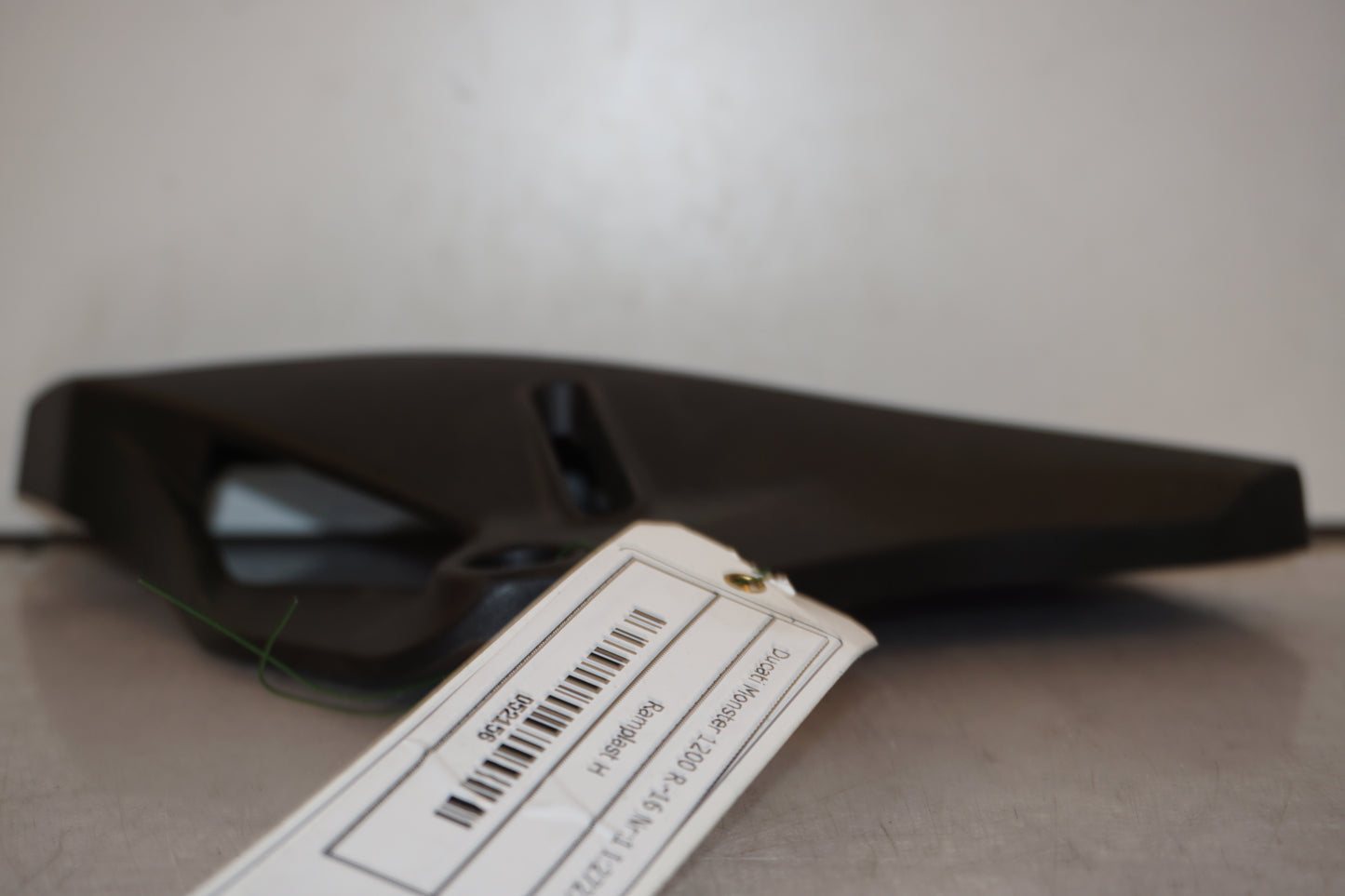 Snett uppifrån på Ramplast från en Ducati Monster 1200 -2016 motorcykel.