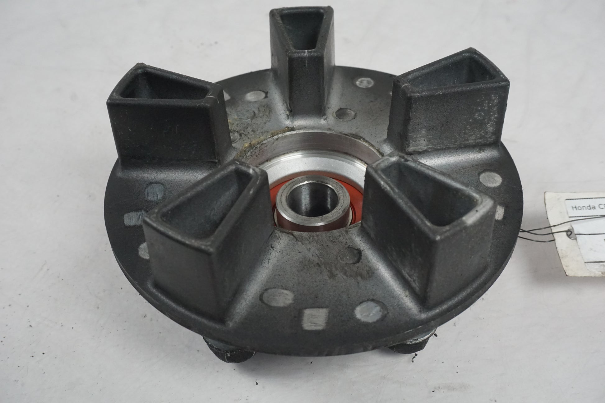 Snett uppifrån på Drevfäste från en Honda CRF 1000 Africa Twin -2016 motorcykel.