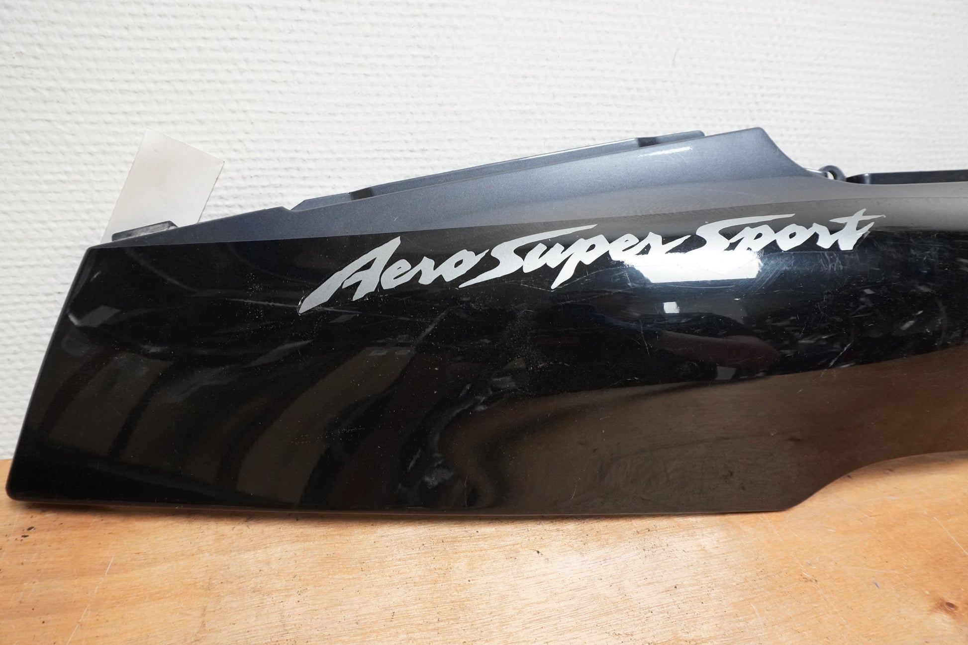 Baksidan på Bakvinge från en Yamaha FZR 600 -1991 motorcykel.