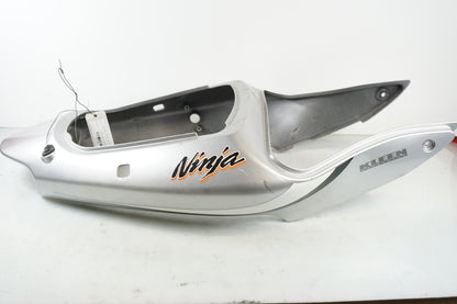 Höger sida på Bakvinge från en Kawasaki ZX-6R -2002 motorcykel.