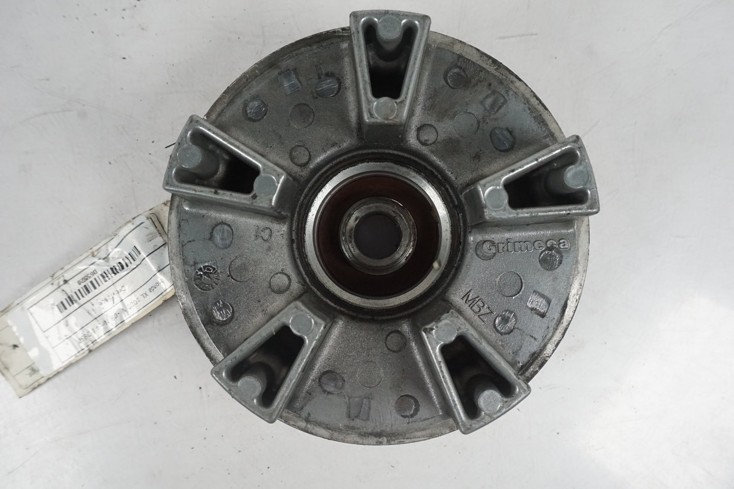 Snett uppifrån på Drevfäste från en Honda XL 1000 V -2008 motorcykel.