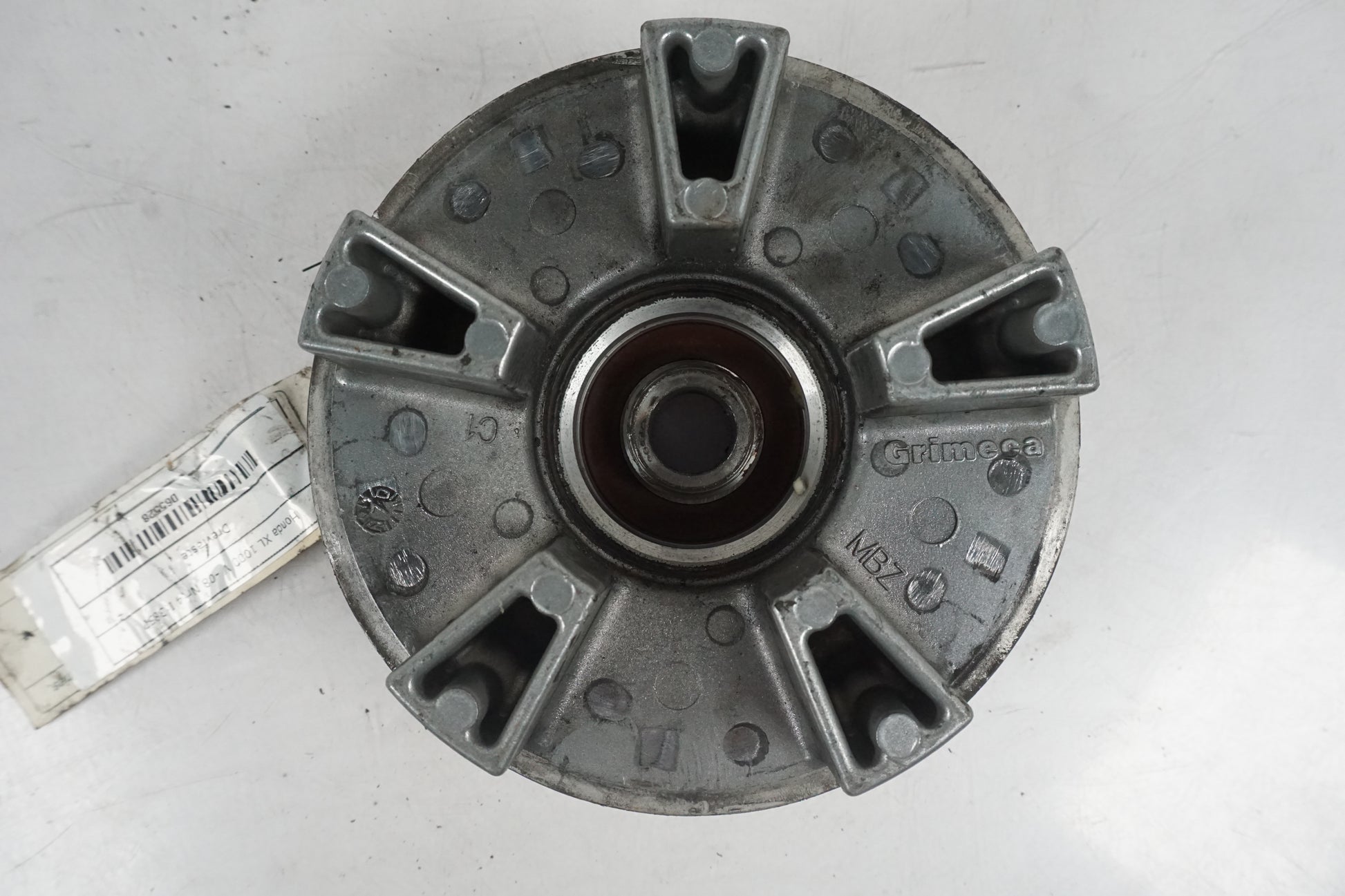 Snett uppifrån på Drevfäste från en Honda XL 1000 V -2008 motorcykel.