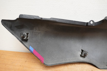 Snett nerifrån på Bakvinge från en Yamaha FZR 600 -1991 motorcykel.