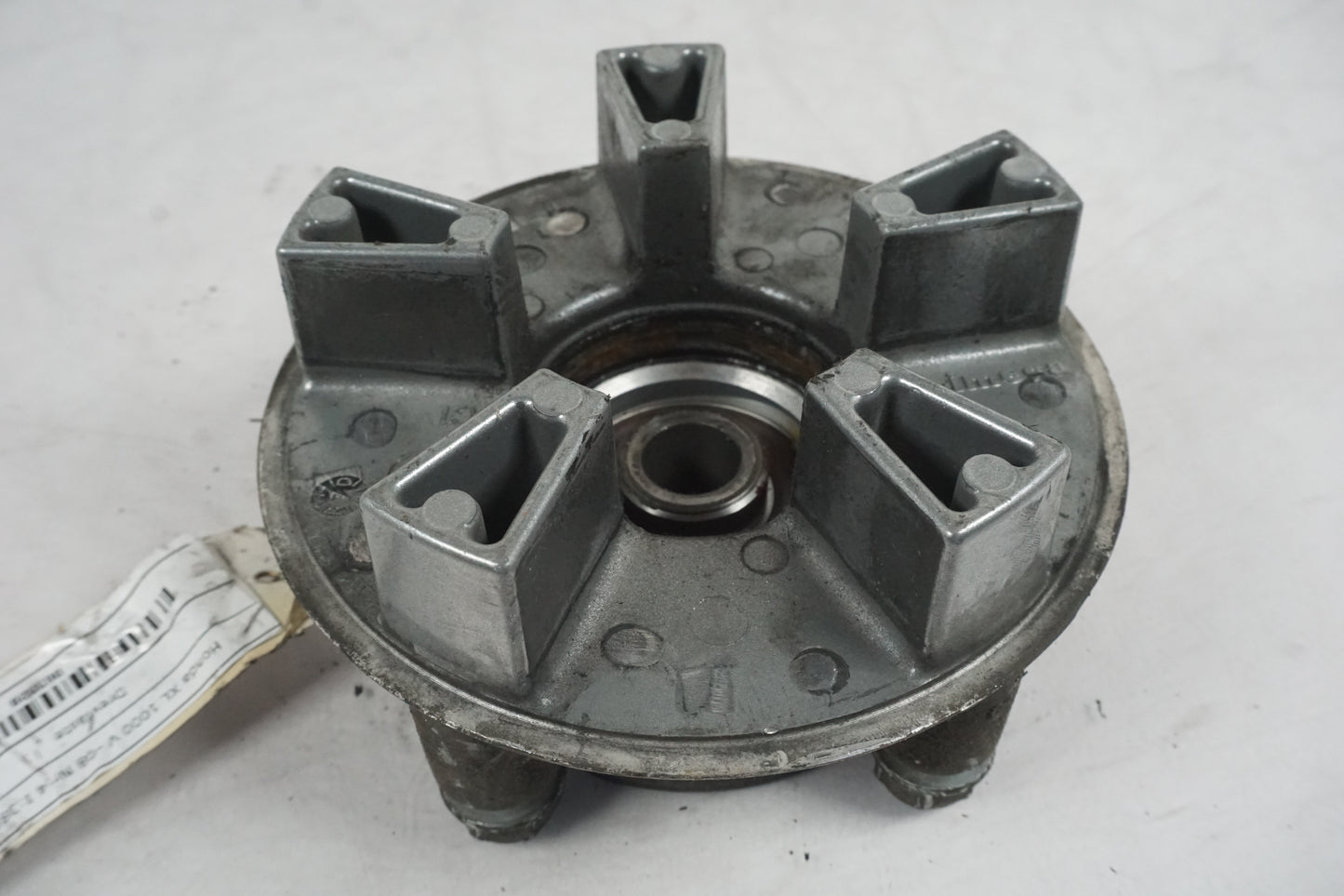 Snett nerifrån på Drevfäste från en Honda XL 1000 V -2008 motorcykel.