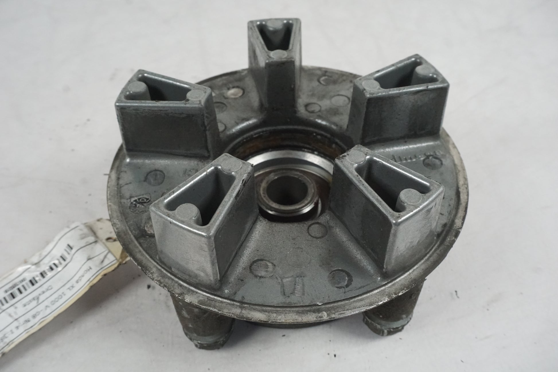 Snett nerifrån på Drevfäste från en Honda XL 1000 V -2008 motorcykel.