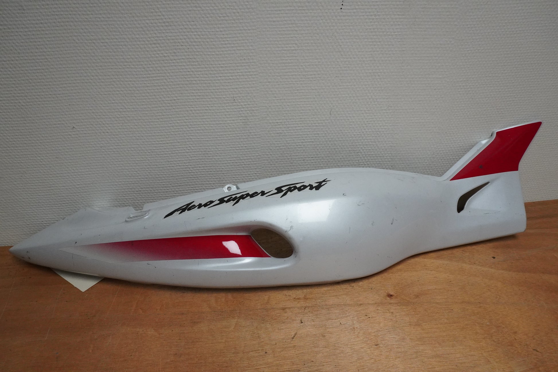 Framsidan på Bakvinge från en Yamaha YZF 1000 R -1998 motorcykel.