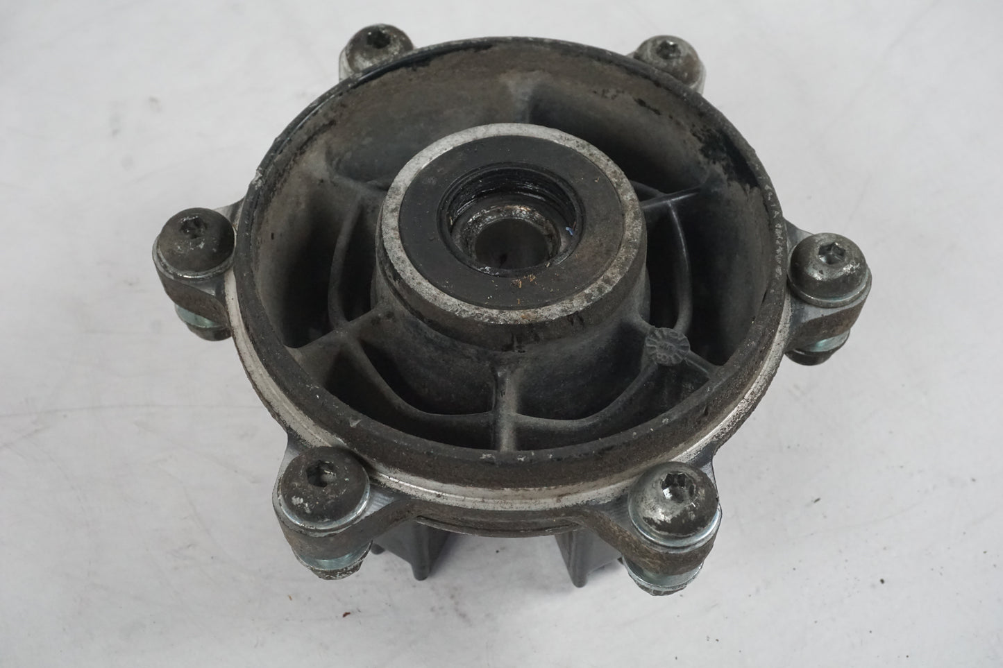 Framsidan på Drevfäste från en Honda XL 650 V -2004 motorcykel.