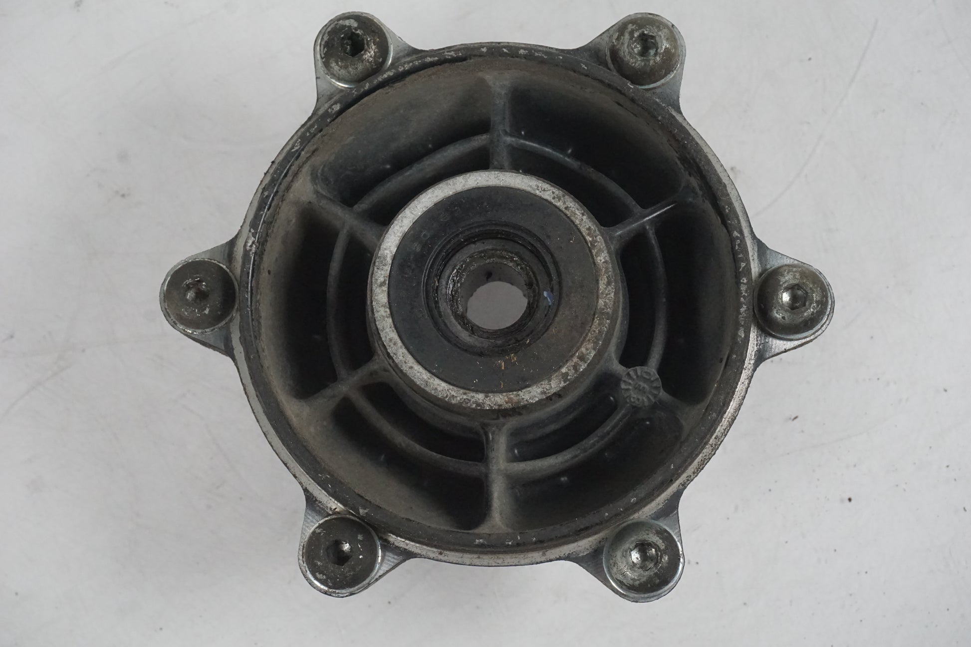 Baksidan på Drevfäste från en Honda XL 650 V -2004 motorcykel.