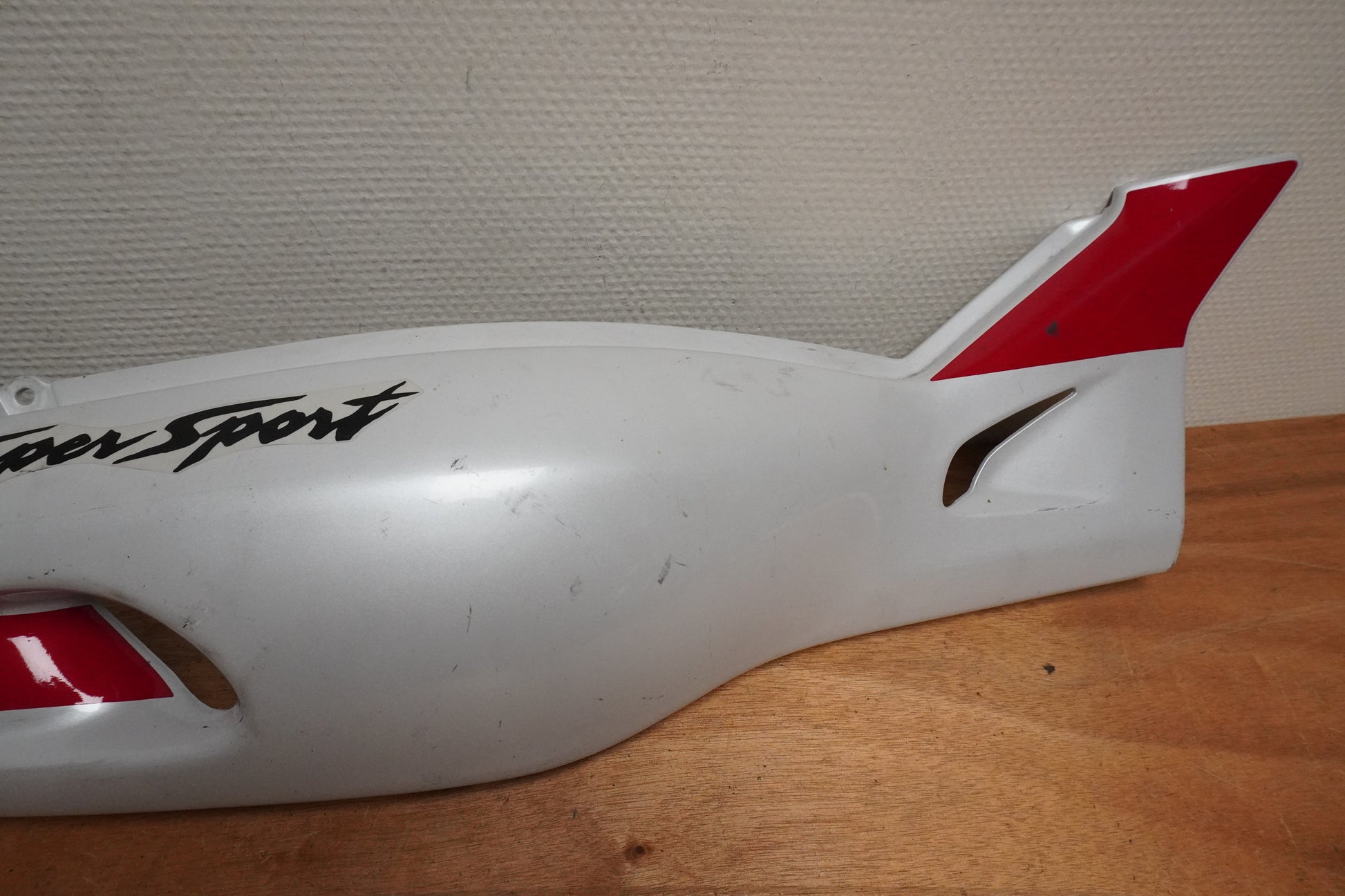 Höger sida på Bakvinge från en Yamaha YZF 1000 R -1998 motorcykel.
