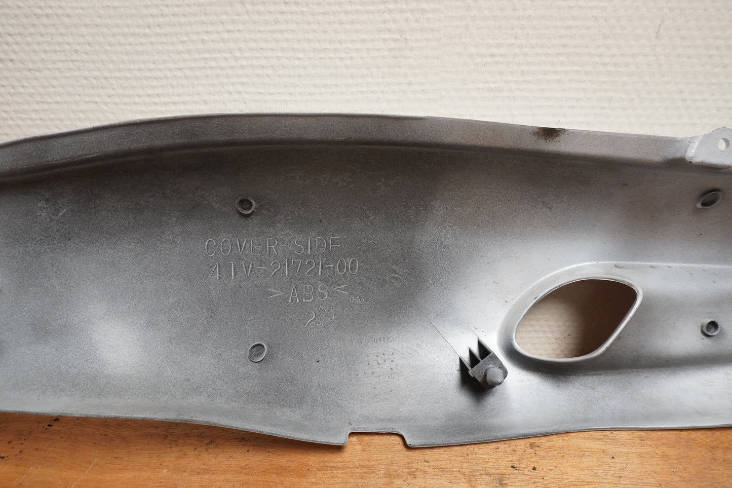 Snett uppifrån på Bakvinge från en Yamaha YZF 1000 R -1998 motorcykel.