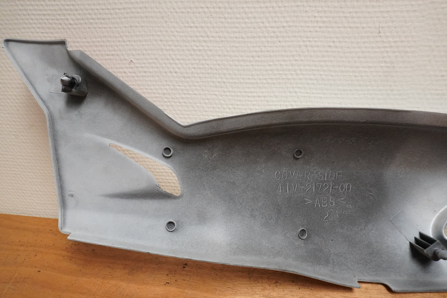 Snett nerifrån på Bakvinge från en Yamaha YZF 1000 R -1998 motorcykel.