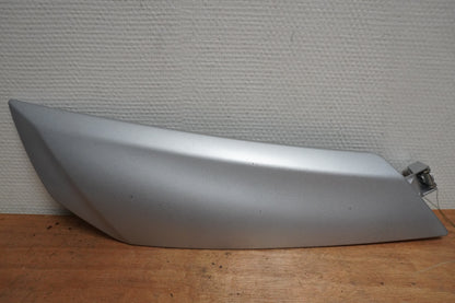 Framsidan på Sidkåpslucka från en Yamaha FJR 1300 -2016 motorcykel.