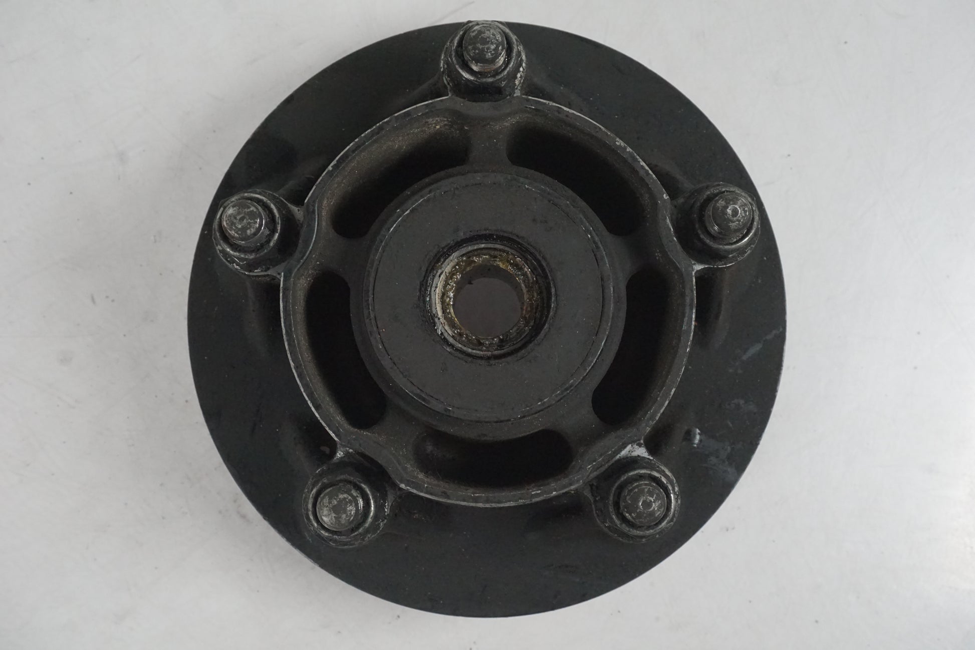 Baksidan på Drevfäste från en Honda CBR 1100 XX -1998 motorcykel.