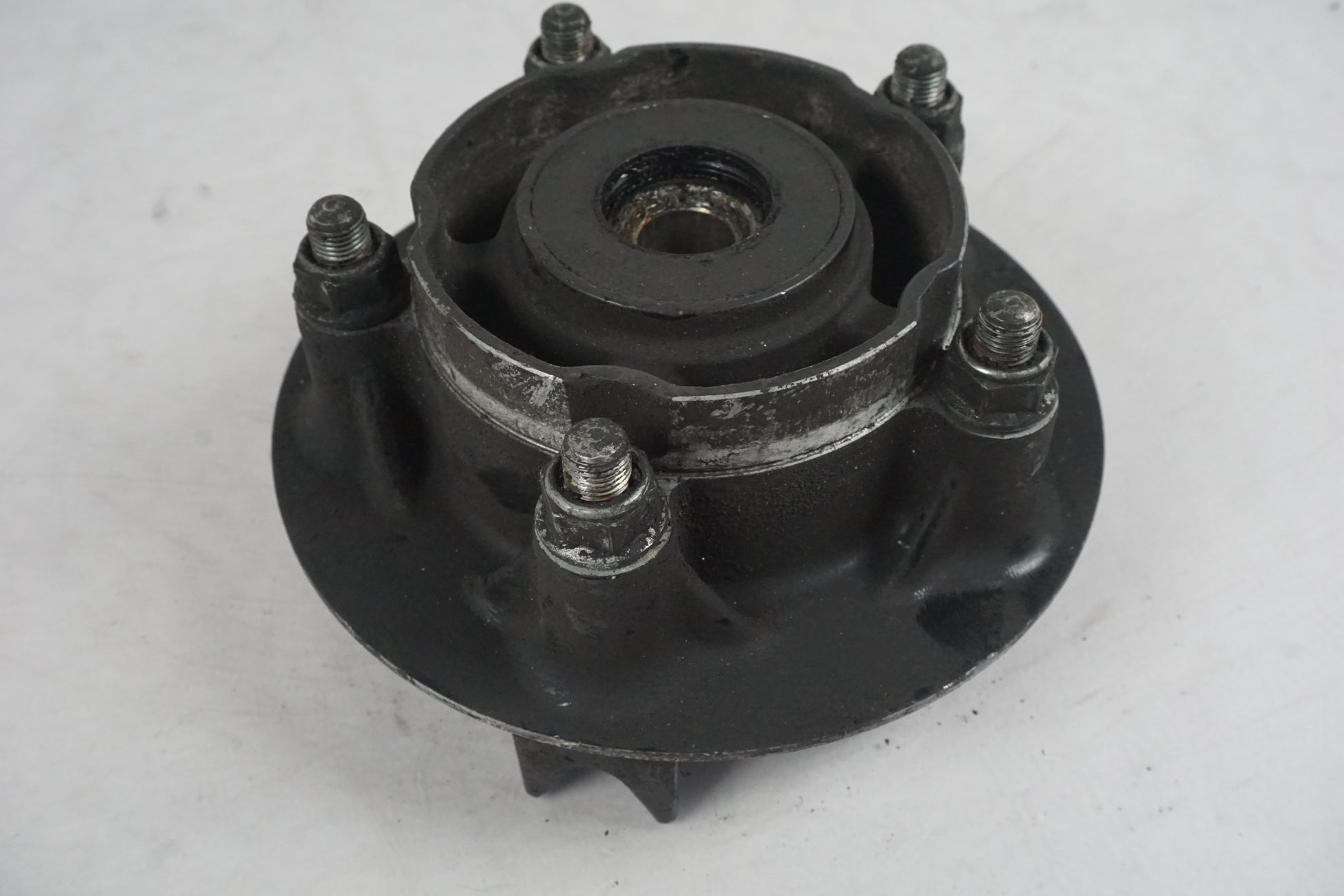 Vänster sida på Drevfäste från en Honda CBR 1100 XX -1998 motorcykel.