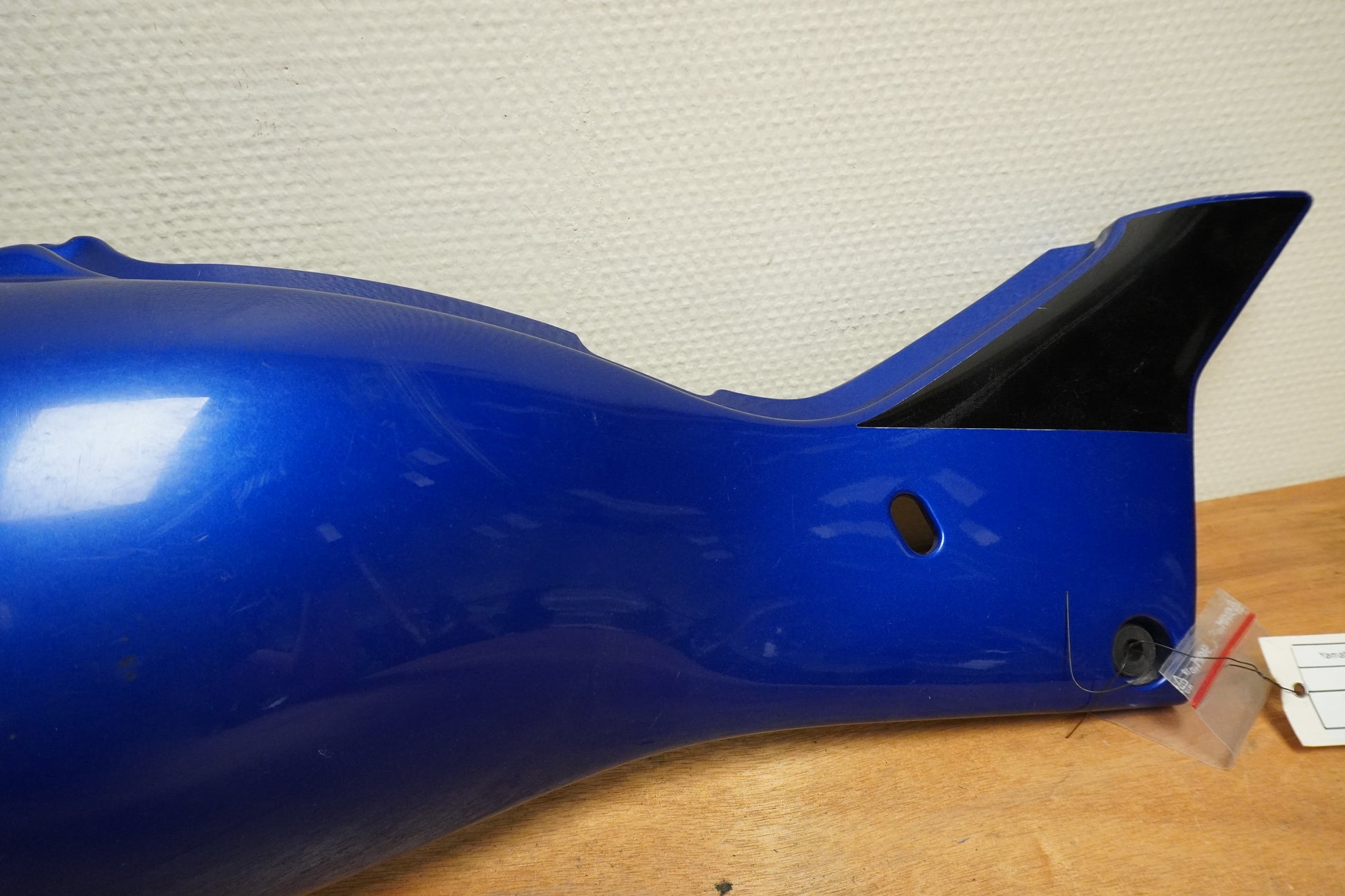 Baksidan på Bakvinge från en Yamaha YZF 1000 R -1997 motorcykel.