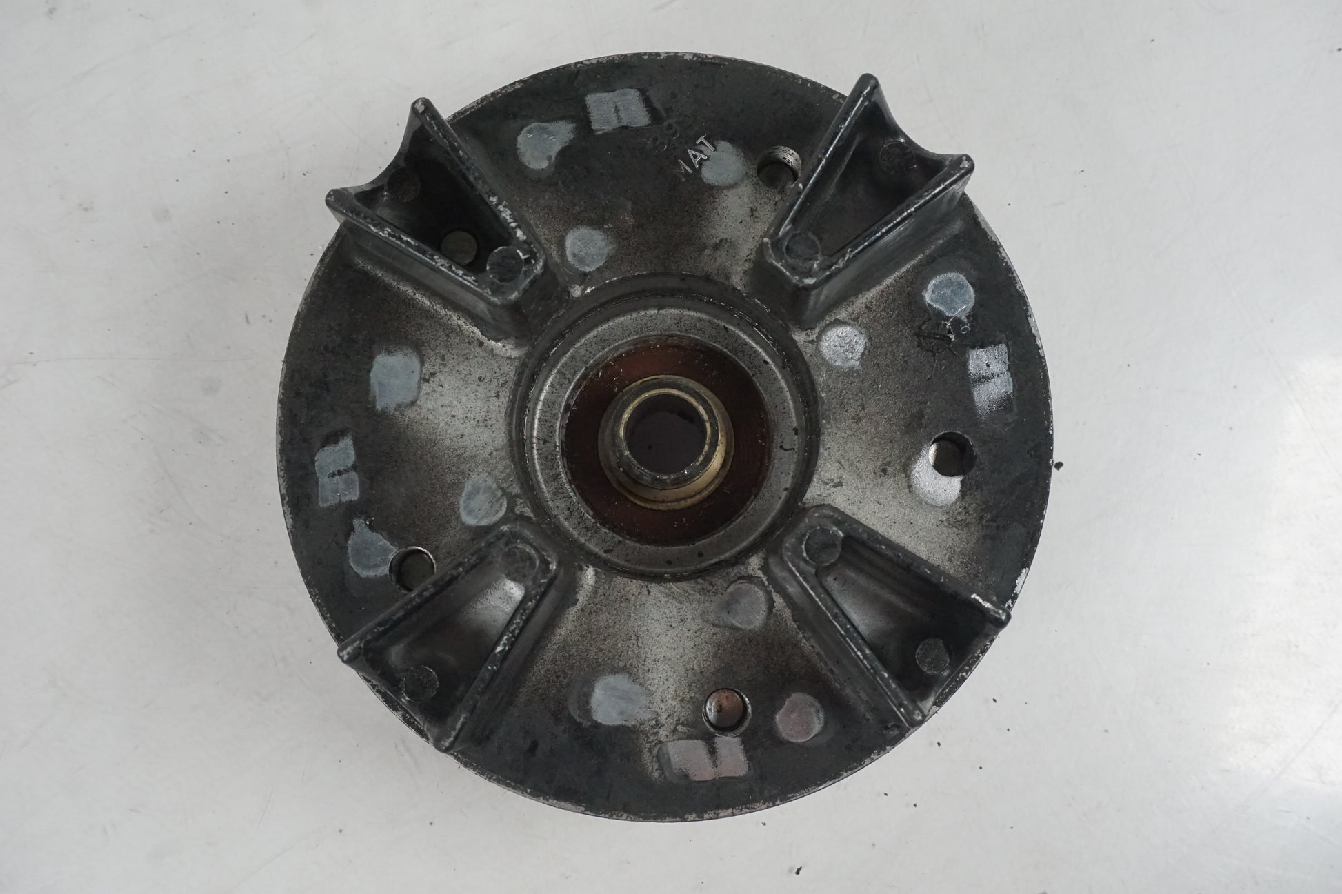 Snett nerifrån på Drevfäste från en Honda CBR 1100 XX -1998 motorcykel.